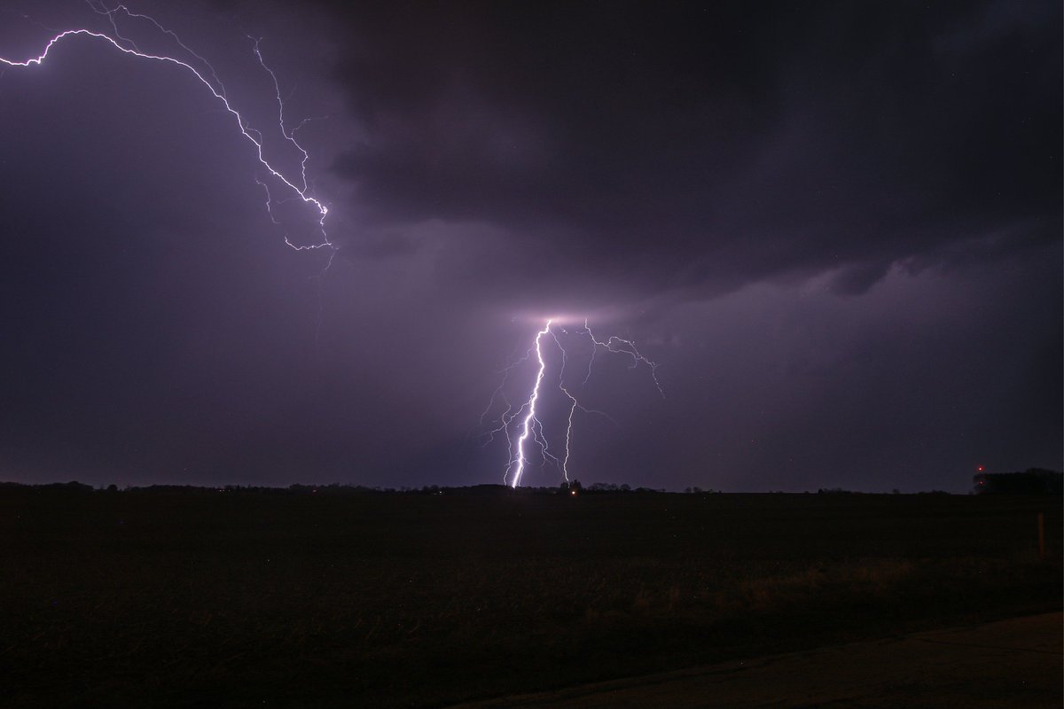 TomPurdyWI's tweet image. Beautiful CG and crawler this evening in southern Wisconsin. #wiwx #lightning