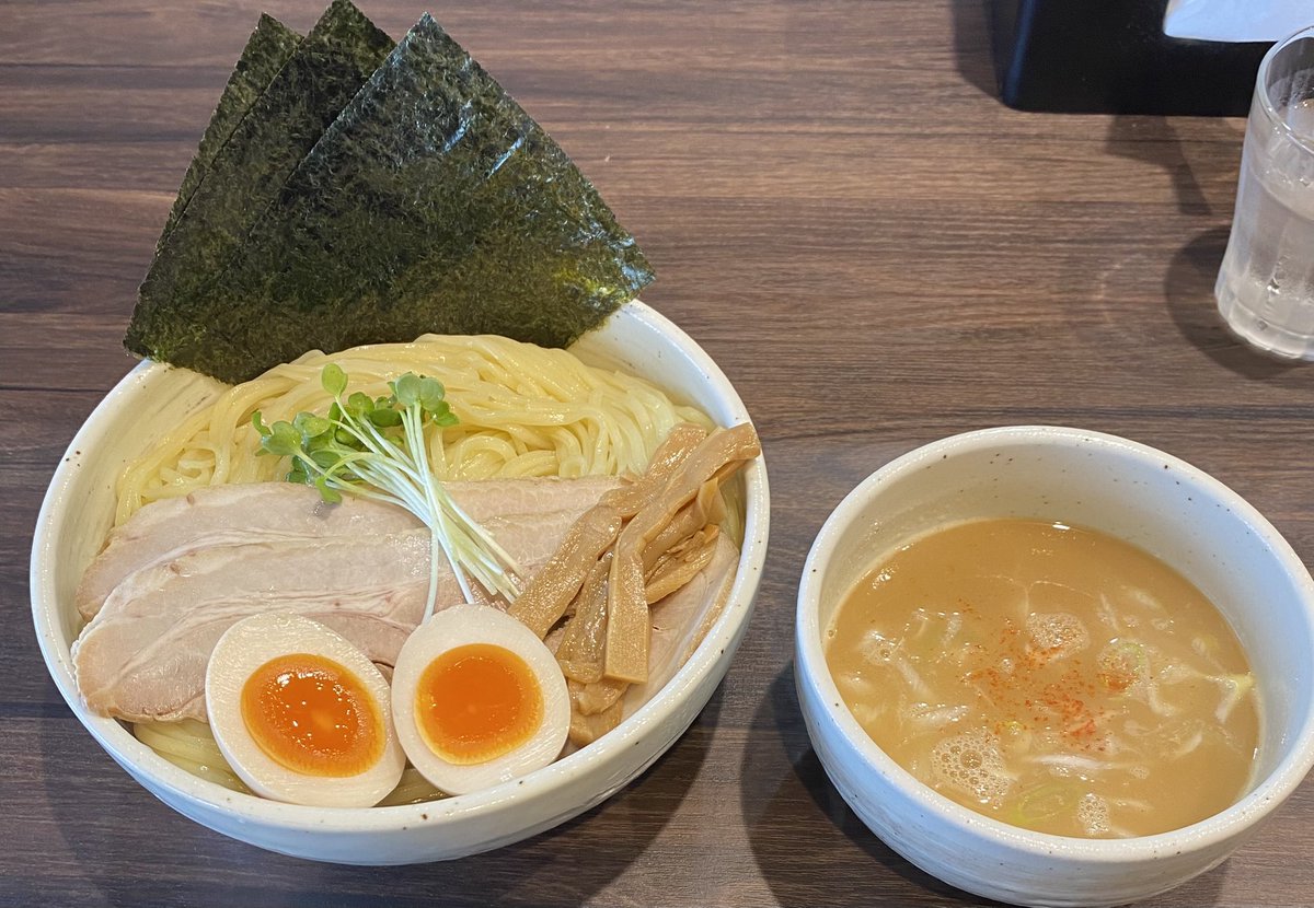 今日のお昼は、なんと人身事故で電車が止まってた！😭
なので急遽いつものラーメン屋さんに行先を変えて、大盛特製つけ麺！😆🍜

今日のスープは鰹出汁が効いてたなぁ、やっぱり日によって出汁を何から取るか変えてるのかも⁇🤔