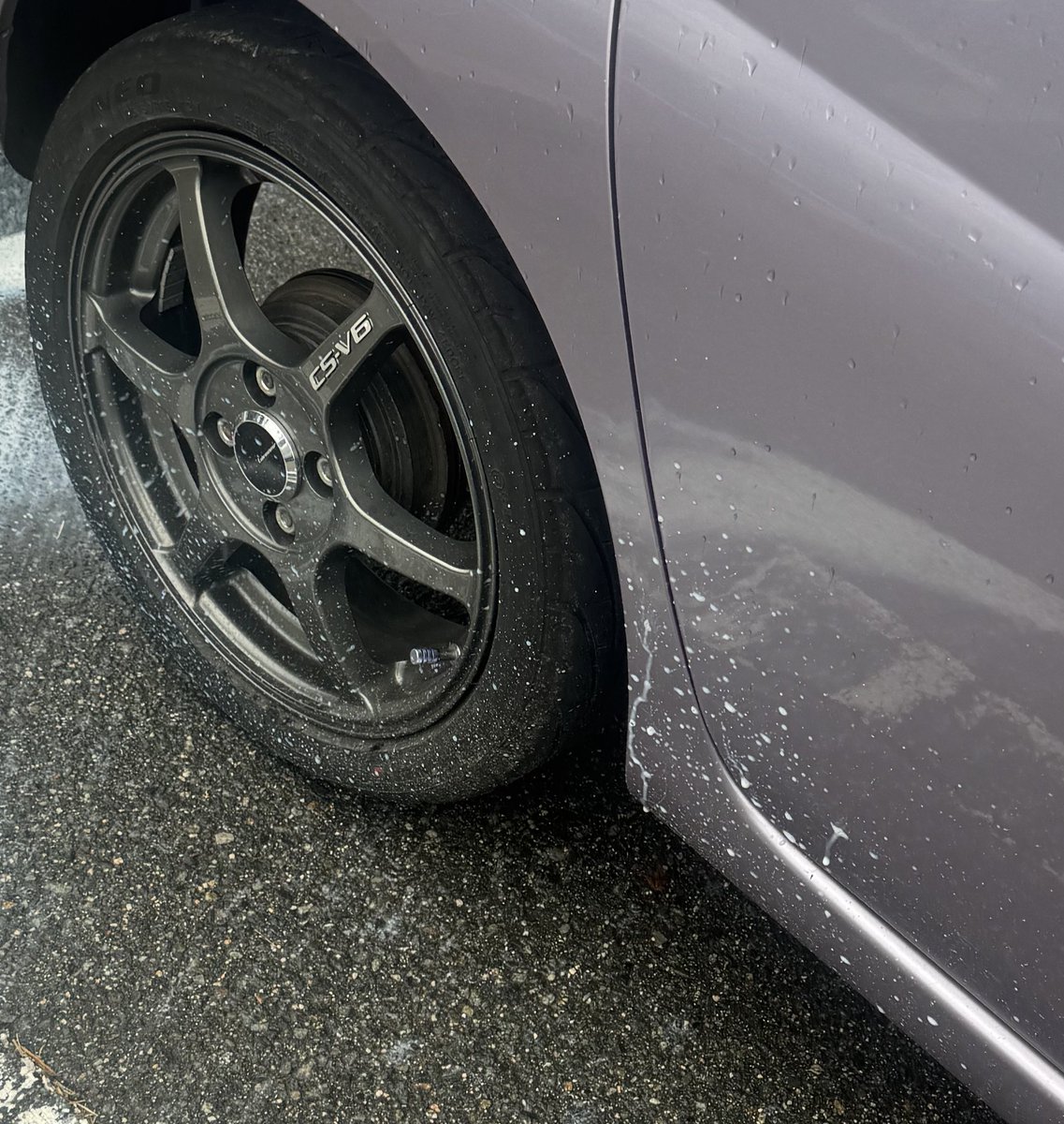 k3vetk3ve2's tweet photo. 誰やねんこんな所にジュース捨てた奴💢
隣の車が踏んで顔射みたいになってしまったやんけ💢
うちの可愛い代車犯しやがって💢 https://t.co/ezlJTab2Tp