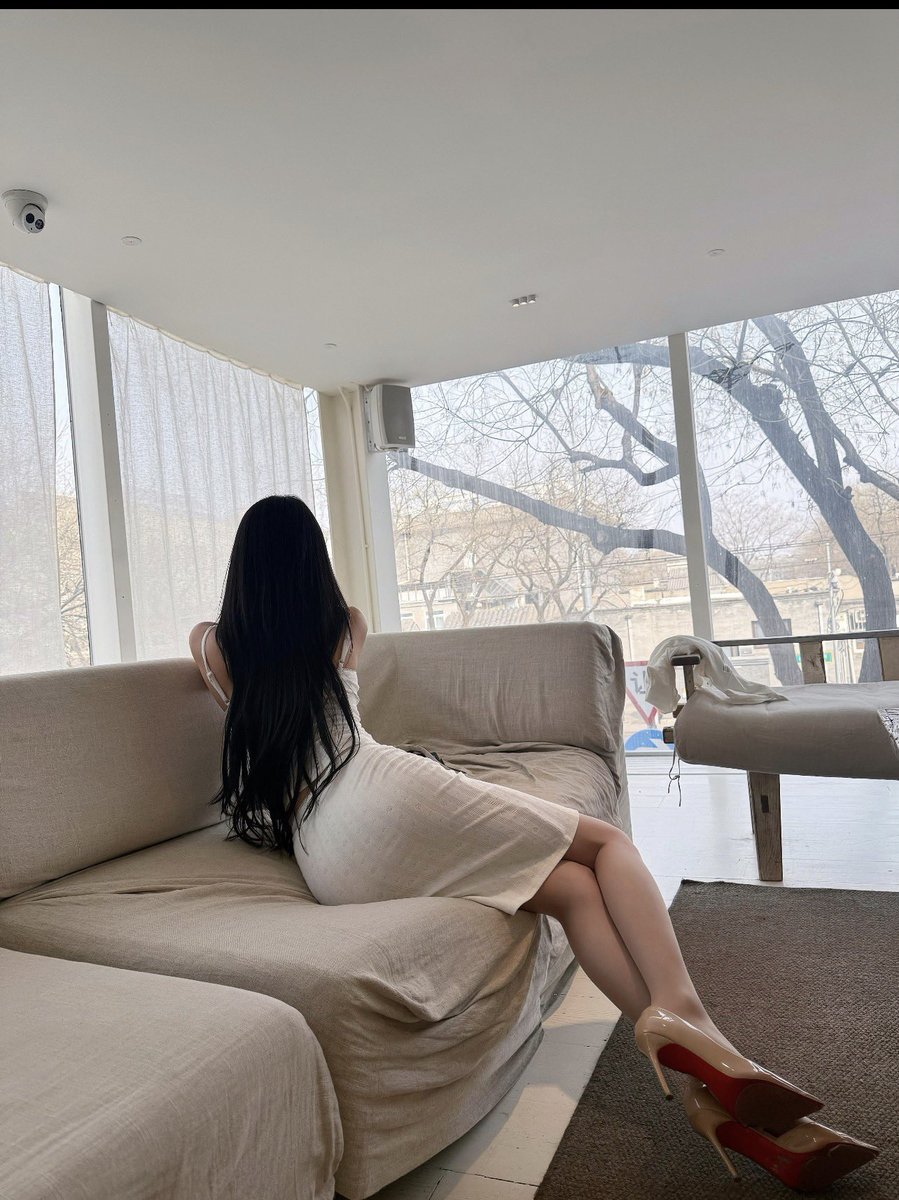 dafu175's tweet photo. 被温柔的沙发困住了

#抄底 #涂鸦 #街射 #顶臀 

群内5000多部，同类视频更新中 https://t.co/QKNvZnWajj