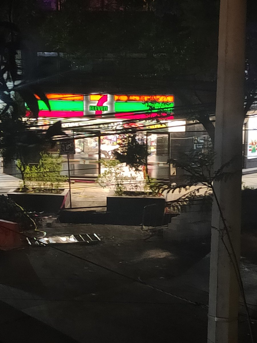 pellizo's tweet photo. @BJAlcaldia en la esquina de beistegui y san Francisco está un pozo de más de 2 metros de profundidad con poco señalamiento, la valla caída y sin cintas perimetrales. Se podrá mejorar ese señalamiento? @NarvarteVecinos https://t.co/t9NCHb8b7z