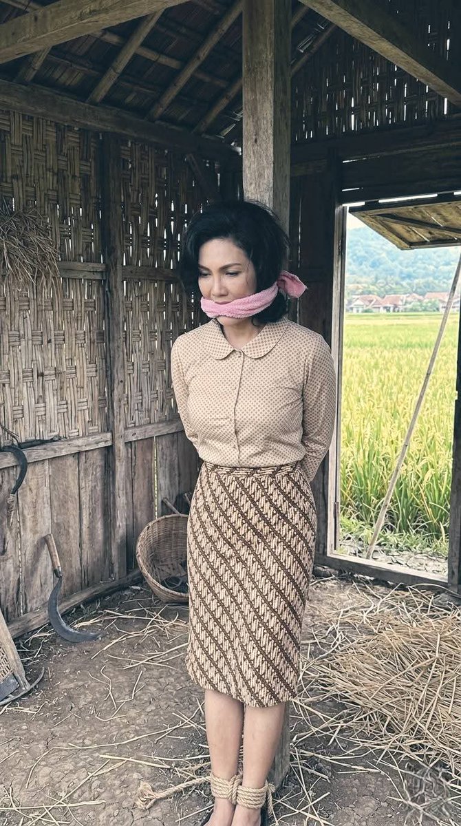 Slave scarf tweet media