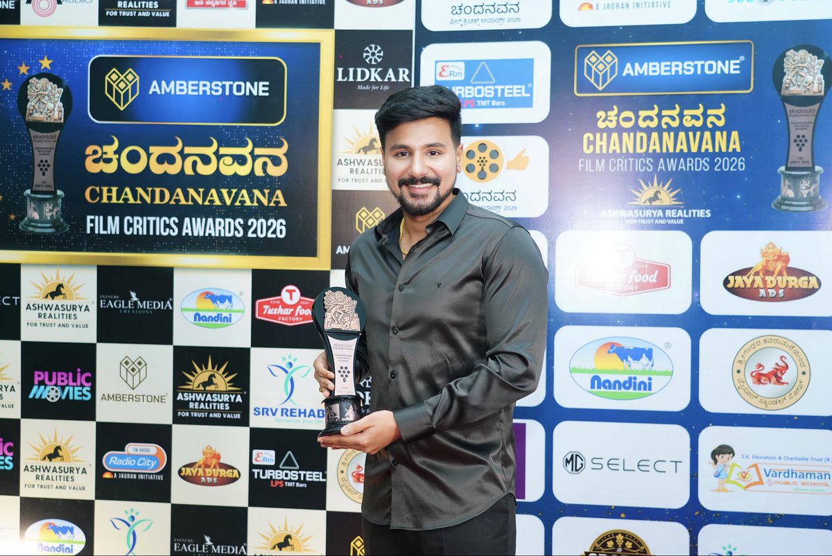 Dushyanth_SS's tweet photo. Best Debut Hero - Chandanavana Film Critics Awards 2026

ಅತ್ಯುತ್ತಮ ಚೊಚ್ಚಲ ನಾಯಕ ನಟ - ಚಂದನವನ ಚಲನಚಿತ್ರ ವಿಮರ್ಶಕರ ಪ್ರಶಸ್ತಿ 2026 

Every actor dreams of a beginning like this… and I’m grateful mine starts here.
This award is not a destination—it’s a responsibility.
Dedicating the award to Amma for believing in me when no one else did.

To my family, my #GathaVaibhava team, and every well wisher—this is your win as much as mine.
Grateful. Grounded. Hungry for more.

ಈ ಪ್ರಶಸ್ತಿ ನನ್ನೊಬ್ಬನದ್ದಲ್ಲ… ನನ್ನ ಮೇಲೆ ನಂಬಿಕೆ ಇಟ್ಟ ಪ್ರತಿಯೊಬ್ಬರದ್ದು.

@SimpleSuni @AshikaRanganath @AcademyCFC #ChandanavanaFilmCriticsAwards 
#CFCAAwards2026 #Dushyanth