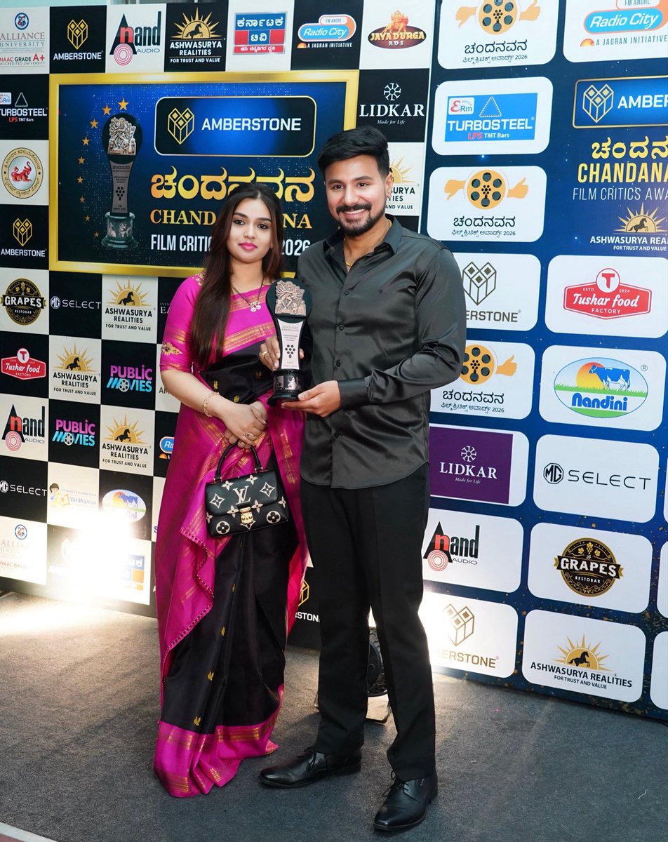 Dushyanth_SS's tweet photo. Best Debut Hero - Chandanavana Film Critics Awards 2026

ಅತ್ಯುತ್ತಮ ಚೊಚ್ಚಲ ನಾಯಕ ನಟ - ಚಂದನವನ ಚಲನಚಿತ್ರ ವಿಮರ್ಶಕರ ಪ್ರಶಸ್ತಿ 2026 

Every actor dreams of a beginning like this… and I’m grateful mine starts here.
This award is not a destination—it’s a responsibility.
Dedicating the award to Amma for believing in me when no one else did.

To my family, my #GathaVaibhava team, and every well wisher—this is your win as much as mine.
Grateful. Grounded. Hungry for more.

ಈ ಪ್ರಶಸ್ತಿ ನನ್ನೊಬ್ಬನದ್ದಲ್ಲ… ನನ್ನ ಮೇಲೆ ನಂಬಿಕೆ ಇಟ್ಟ ಪ್ರತಿಯೊಬ್ಬರದ್ದು.

@SimpleSuni @AshikaRanganath @AcademyCFC #ChandanavanaFilmCriticsAwards 
#CFCAAwards2026 #Dushyanth