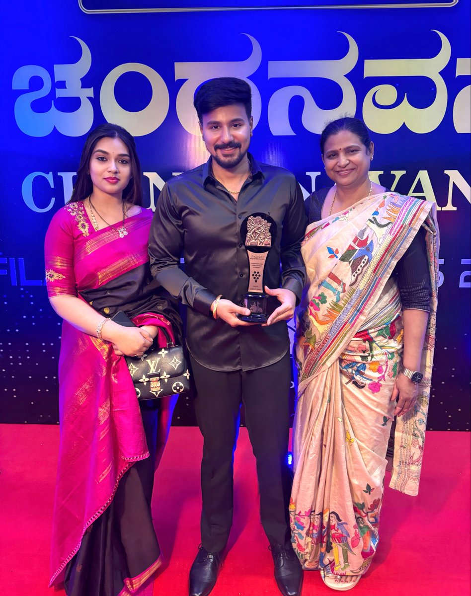 Dushyanth_SS's tweet photo. Best Debut Hero - Chandanavana Film Critics Awards 2026

ಅತ್ಯುತ್ತಮ ಚೊಚ್ಚಲ ನಾಯಕ ನಟ - ಚಂದನವನ ಚಲನಚಿತ್ರ ವಿಮರ್ಶಕರ ಪ್ರಶಸ್ತಿ 2026 

Every actor dreams of a beginning like this… and I’m grateful mine starts here.
This award is not a destination—it’s a responsibility.
Dedicating the award to Amma for believing in me when no one else did.

To my family, my #GathaVaibhava team, and every well wisher—this is your win as much as mine.
Grateful. Grounded. Hungry for more.

ಈ ಪ್ರಶಸ್ತಿ ನನ್ನೊಬ್ಬನದ್ದಲ್ಲ… ನನ್ನ ಮೇಲೆ ನಂಬಿಕೆ ಇಟ್ಟ ಪ್ರತಿಯೊಬ್ಬರದ್ದು.

@SimpleSuni @AshikaRanganath @AcademyCFC #ChandanavanaFilmCriticsAwards 
#CFCAAwards2026 #Dushyanth