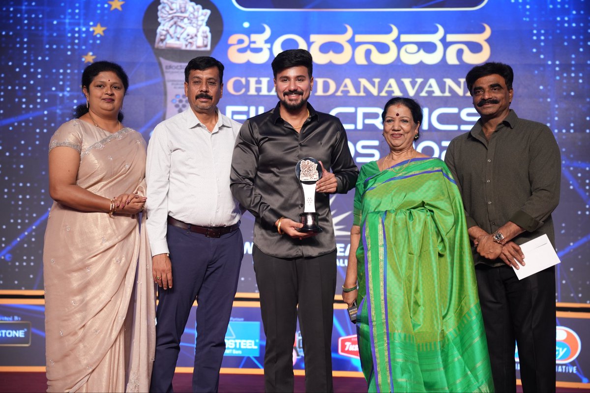Dushyanth_SS's tweet photo. Best Debut Hero - Chandanavana Film Critics Awards 2026

ಅತ್ಯುತ್ತಮ ಚೊಚ್ಚಲ ನಾಯಕ ನಟ - ಚಂದನವನ ಚಲನಚಿತ್ರ ವಿಮರ್ಶಕರ ಪ್ರಶಸ್ತಿ 2026 

Every actor dreams of a beginning like this… and I’m grateful mine starts here.
This award is not a destination—it’s a responsibility.
Dedicating the award to Amma for believing in me when no one else did.

To my family, my #GathaVaibhava team, and every well wisher—this is your win as much as mine.
Grateful. Grounded. Hungry for more.

ಈ ಪ್ರಶಸ್ತಿ ನನ್ನೊಬ್ಬನದ್ದಲ್ಲ… ನನ್ನ ಮೇಲೆ ನಂಬಿಕೆ ಇಟ್ಟ ಪ್ರತಿಯೊಬ್ಬರದ್ದು.

@SimpleSuni @AshikaRanganath @AcademyCFC #ChandanavanaFilmCriticsAwards 
#CFCAAwards2026 #Dushyanth