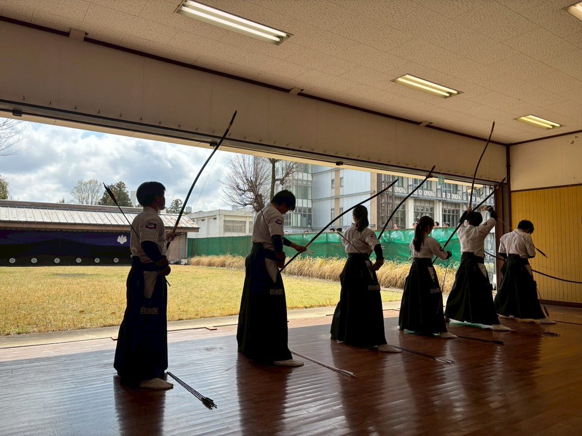 jichikyudo's tweet photo. 先日、筑波大学医学弓道部さんと対抗戦を行いました✨
来年度の大会の足がかりとして、両校とも練習の成果を発揮して全力で挑みました🔥💪
円滑な大会進行をして頂いた筑波大学医学弓道部の皆様、ありがとうございました😊 https://t.co/sz72ubvPfr