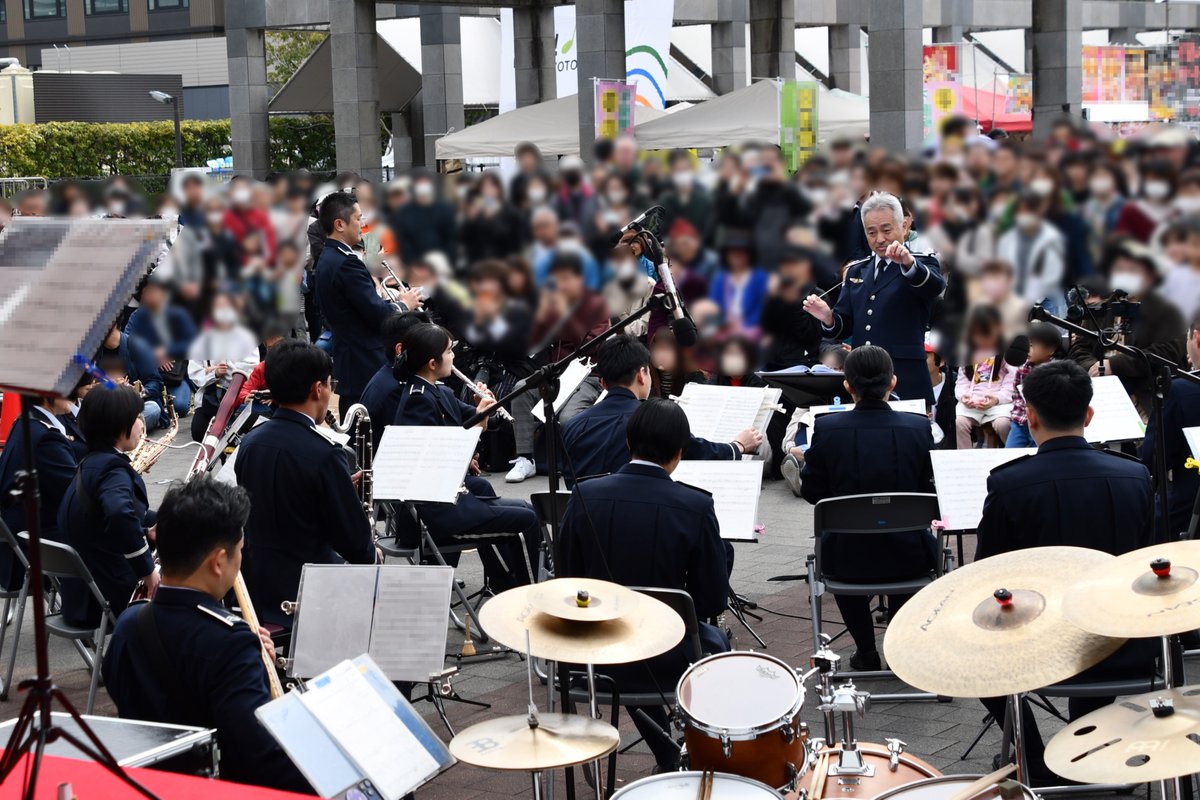 jasdf_cab's tweet photo. 3月22日(日)
第6回梅小路フェス！Do You KYOTO？

桜が咲き始めている #梅小路公園 で演奏🌸
たくさんのお客さんの笑顔に囲まれて、心温まる素敵なひととき✨
環境についていっぱい考えたイベント！
音楽隊のみんなもエコパネルを作ったラネ🎵

#中部航空音楽隊 #航空自衛隊
#ナカソラネ #ソラネちゃん https://t.co/kkRDnnO14u