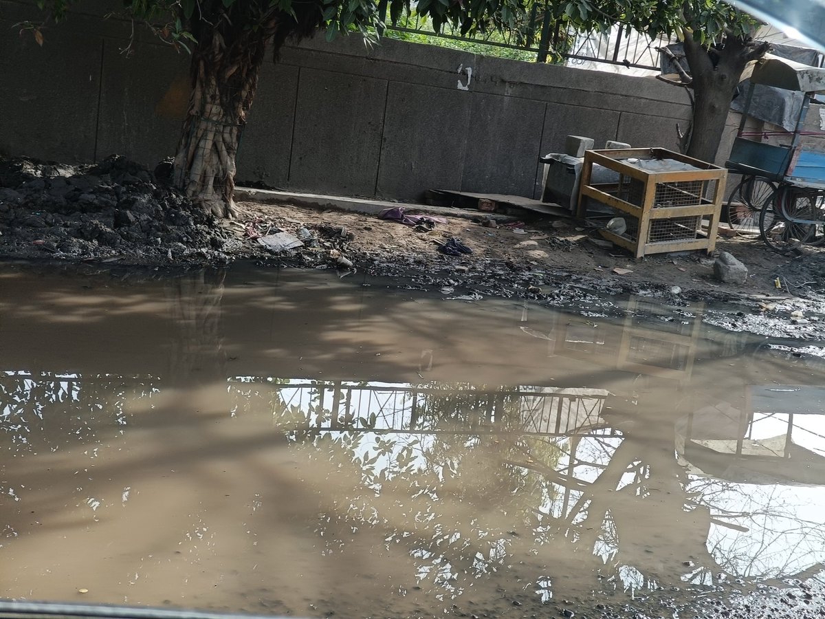Sector168Noida's tweet image. Just opposite BYOB and Mr Bathura near shahdra village sector 142....bin barish paani road par bikhra hua hai kaafi din se...maano koi drain choke hai aur paani overflow ho raha hai....kripya sangyan ley @noida_authority @CeoNoida @CPCB_OFFICIAL @InduPrakashPCS #noida #clean