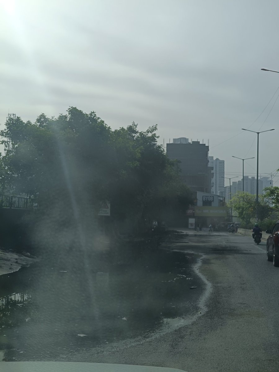 Sector168Noida's tweet image. Just opposite BYOB and Mr Bathura near shahdra village sector 142....bin barish paani road par bikhra hua hai kaafi din se...maano koi drain choke hai aur paani overflow ho raha hai....kripya sangyan ley @noida_authority @CeoNoida @CPCB_OFFICIAL @InduPrakashPCS #noida #clean