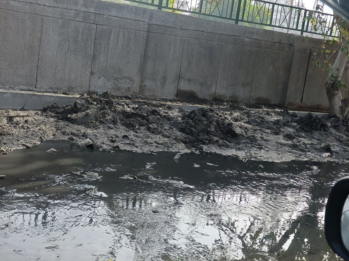 Sector168Noida's tweet image. Just opposite BYOB and Mr Bathura near shahdra village sector 142....bin barish paani road par bikhra hua hai kaafi din se...maano koi drain choke hai aur paani overflow ho raha hai....kripya sangyan ley @noida_authority @CeoNoida @CPCB_OFFICIAL @InduPrakashPCS #noida #clean