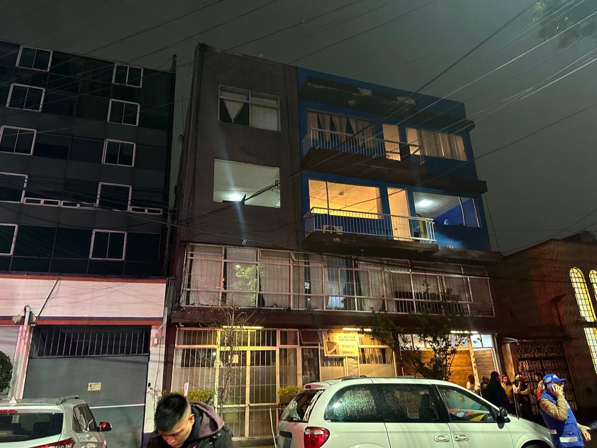 IntiMunoz's tweet photo. Acudimos con los equipos de emergencia y la @Comision_CDMX para apoyar a la @SGIRPC_CDMX y la @BJAlcaldia en  los trabajos de atención por la explosión registrada en calle Enrique Rébsamen, col. Narvarte Poniente, alcaldía Benito Juárez.

Como medida de seguridad, se evacuó a 40 personas. Cuatro vecinas y vecinos fueron atendidos por lesiones sin gravedad. 

#LaPrevenciónEsNuestraFuerza