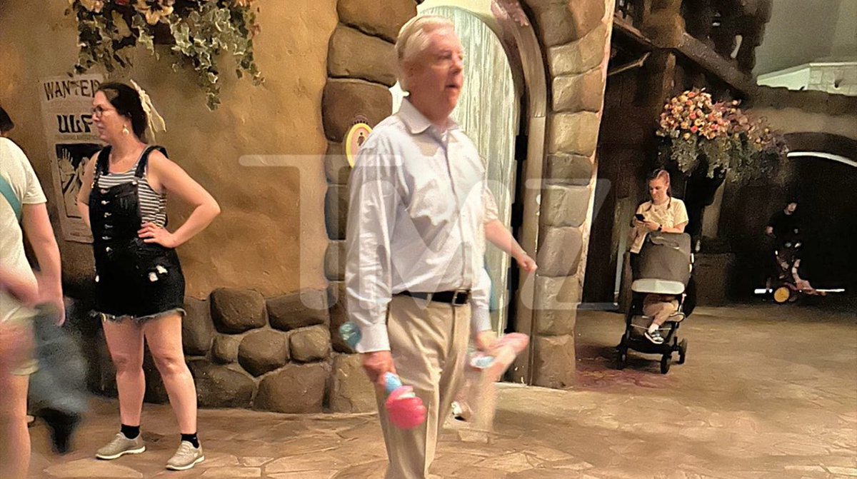 JustLookingMon's tweet image. South Carolina Senator Lindsey Graham was spotted at Disney World Orlando Florida yesterday

🔸He was photographed Dining at Resorts, Riding the Space Mountain roller coaster &amp;amp; Strolling around the Magic Kingdom Theme Park w/ a Little Mermaid themed bubble wand 🎢
#Iran #USA #TMZ