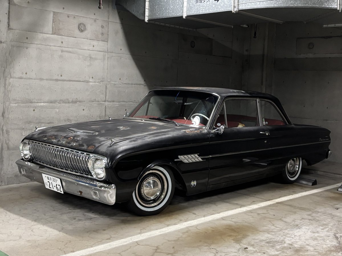 🇺🇸アメリカの兄さん、姉さんに聞きたかった！

今1962年のフォードファルコンに乗っていて、168cmの自分でもステアリングに足や腹が引っかかって乗り降りしにくいんだけど、もっと大きい皆さんはどのようにしてますか？
コメットとかコルベアに乗ってる人も教えてください💫