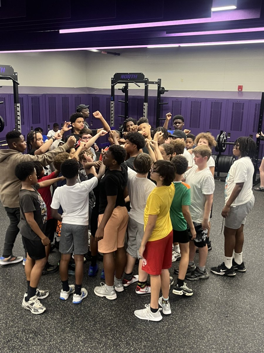 ParkwayNorthFB's tweet image. Middle schoolers back at it again tonight. Another 30 kids learning about the weight room. It’s been great working with these guys this spring!
#OneProgram