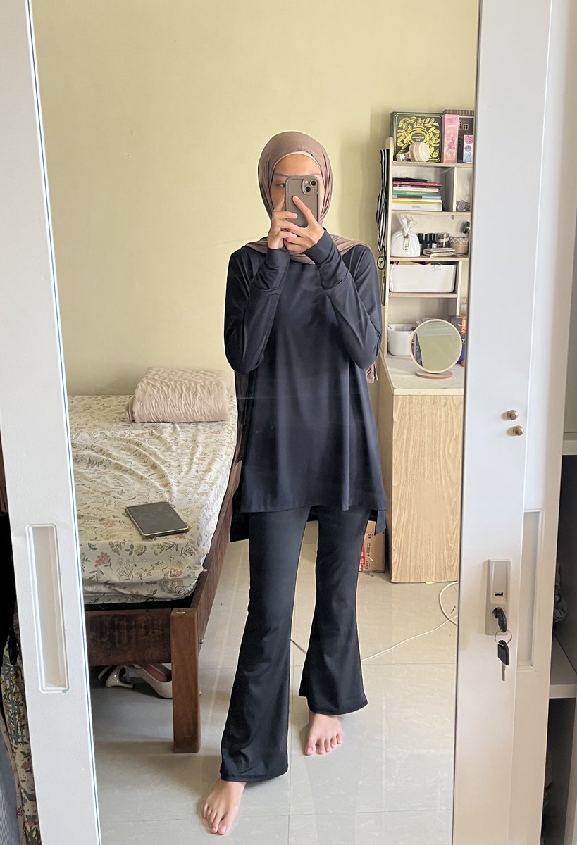 keylaxppo's tweet image. Ini model nya simple, loose potongannya longgar jadi gk  membentuk lekuk tubuh yg bikin ngetat. 

Panjangnya bisa nutupin panggul dan bagian belakang, hijab friendly dan sopan modelnya . Jadi aman mau pakai legging udh ketutup sama atasan nya 

#napocutEasyOn #MovewithEase