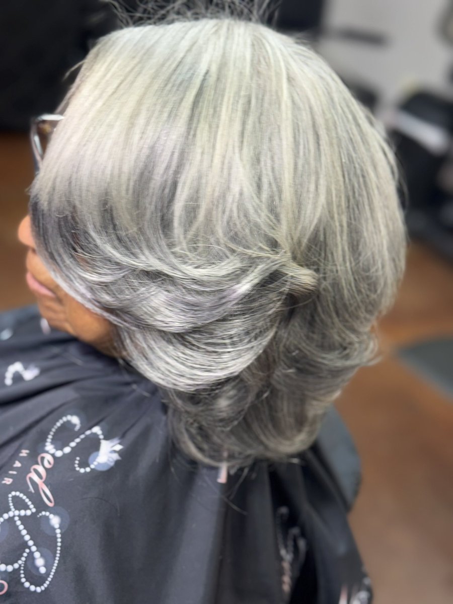 mrsedbezzy's tweet photo. Silver strands, flawless blend—natural sew-in, no clock detected. 

#sedbhair #sedbnation #grayhairdontcare #sewinblend #naturalhairmagic https://t.co/taZX0YVTm5