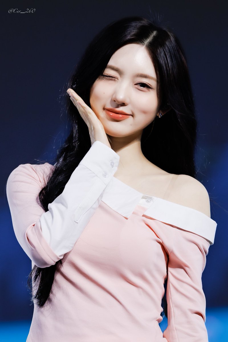 cer_260's tweet photo. 260322 
#가을 #GAEUL #아이브 #IVE https://t.co/eaOPjN95Ra