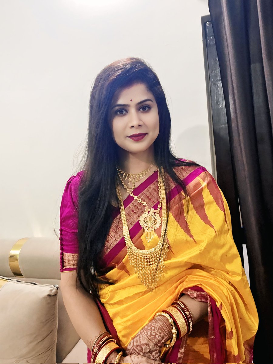 Rashmita1993's tweet image. ସାଙ୍ଗର ଭଉଣୀର special day ପାଇଁ ready ହୋଇ, ନିଜର ମଧ୍ୟ କିଛି ମୁହୂର୍ତ୍ତକୁ କ୍ୟାମେରାରେ ବନ୍ଦୀ କରିଦେଲି 📷💕🥰
   
Traditional vibes, happy moments, and a heart full of joy 💖📷

#TraditionalLook #YellowSaree #WeddingVibes #SmileGoals 
@highlight