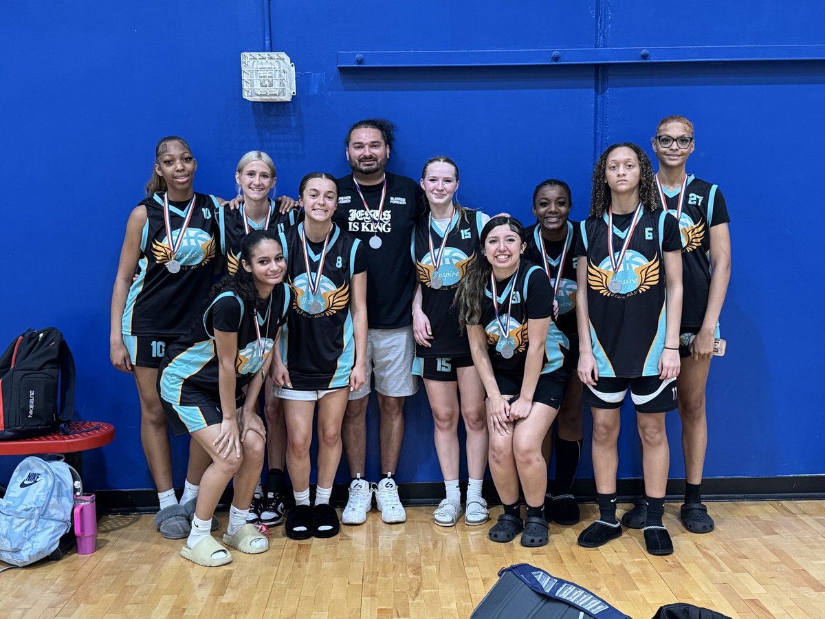 coachcolebb's tweet photo. 17u girls go 3-1 this past weekend to open up the szn!! Looking forward to a great summer with this squad🔥💙 https://t.co/SAtfC9S0Un