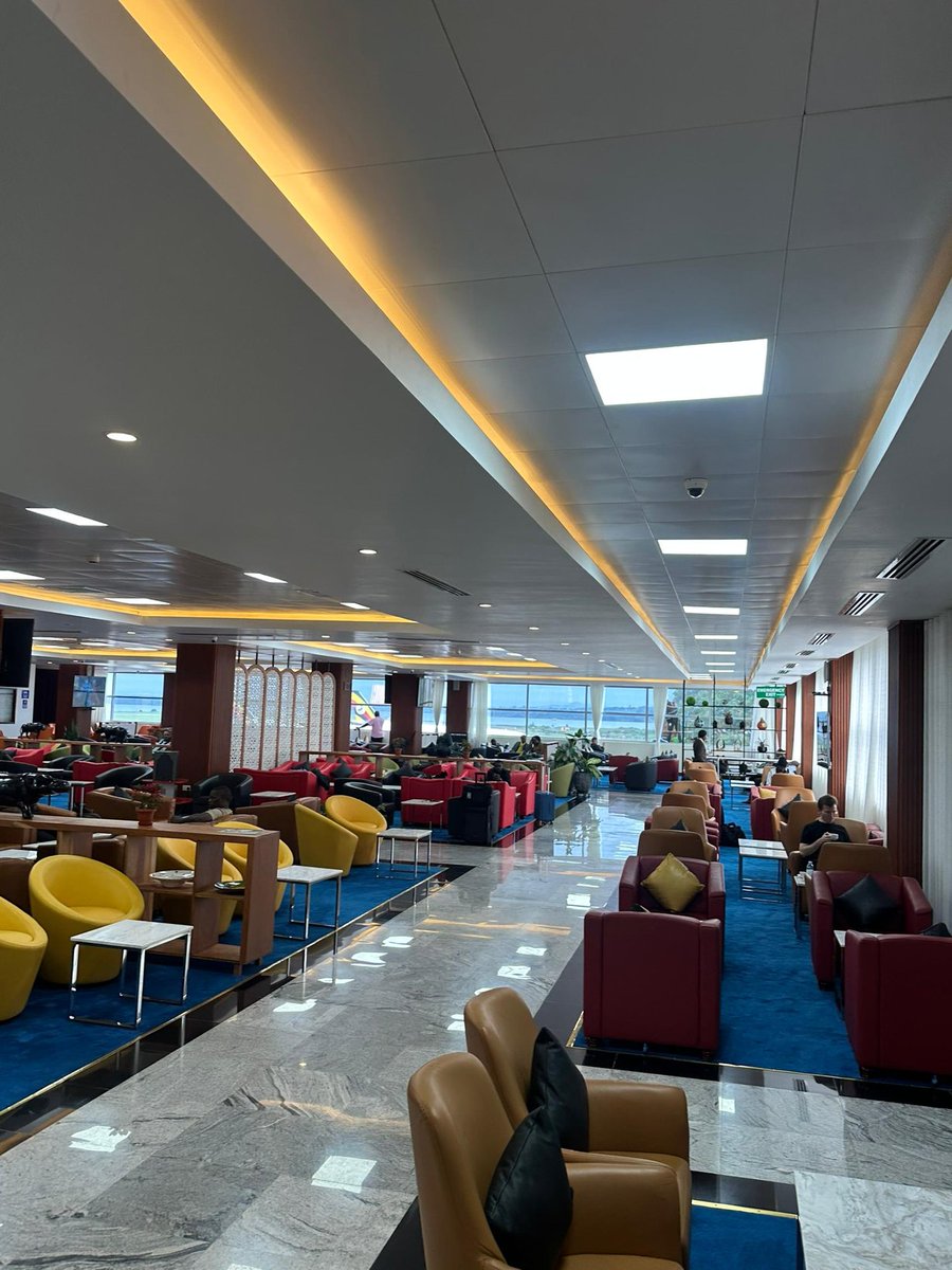 DamalieNd53457's tweet image. Entebbe Airport's new terminal is opening soon Boosting capacity from 2M to 3.5M passengers/year . 3 new aerobridges, 24 check-in counters &amp;amp; self-service kiosks. Uganda's aviation is taking off! #EntebbeAirport #UgandaAviation #GoldenPosts @UgandaCAA