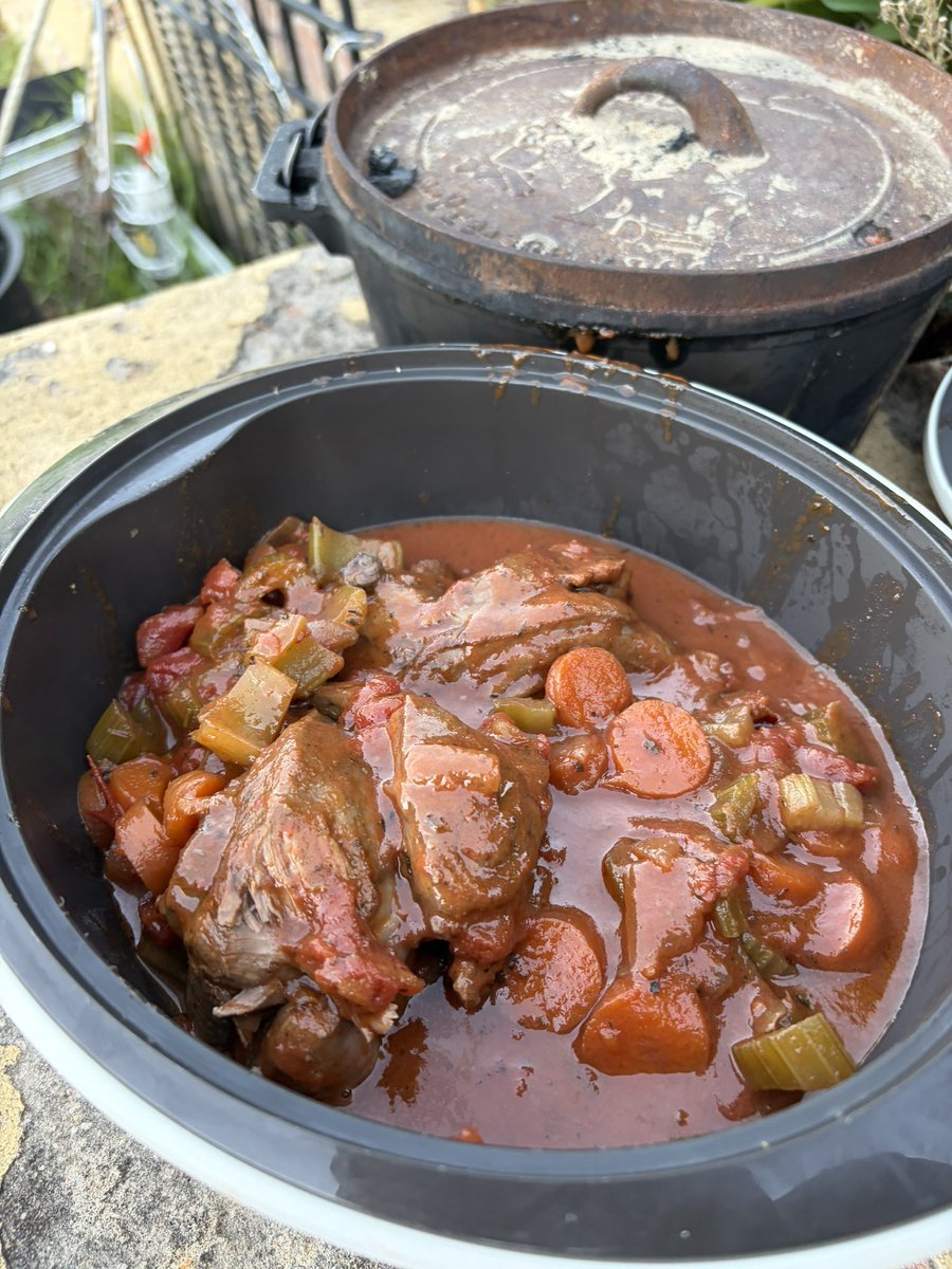 TroyDownUnder's tweet image. Troy’s #DownUnderCampfire #Firepit #DutchOven #CampOven cooking. 

Slow cooked lamb shanks in red wine with sweet camp oven cooked dinner rolls.