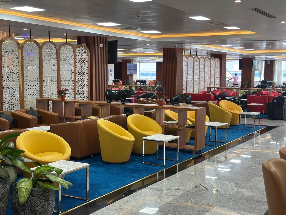 DamalieNd53457's tweet image. Entebbe Airport's new terminal is opening soon Boosting capacity from 2M to 3.5M passengers/year . 3 new aerobridges, 24 check-in counters &amp;amp; self-service kiosks. Uganda's aviation is taking off! #EntebbeAirport #UgandaAviation #GoldenPosts @UgandaCAA