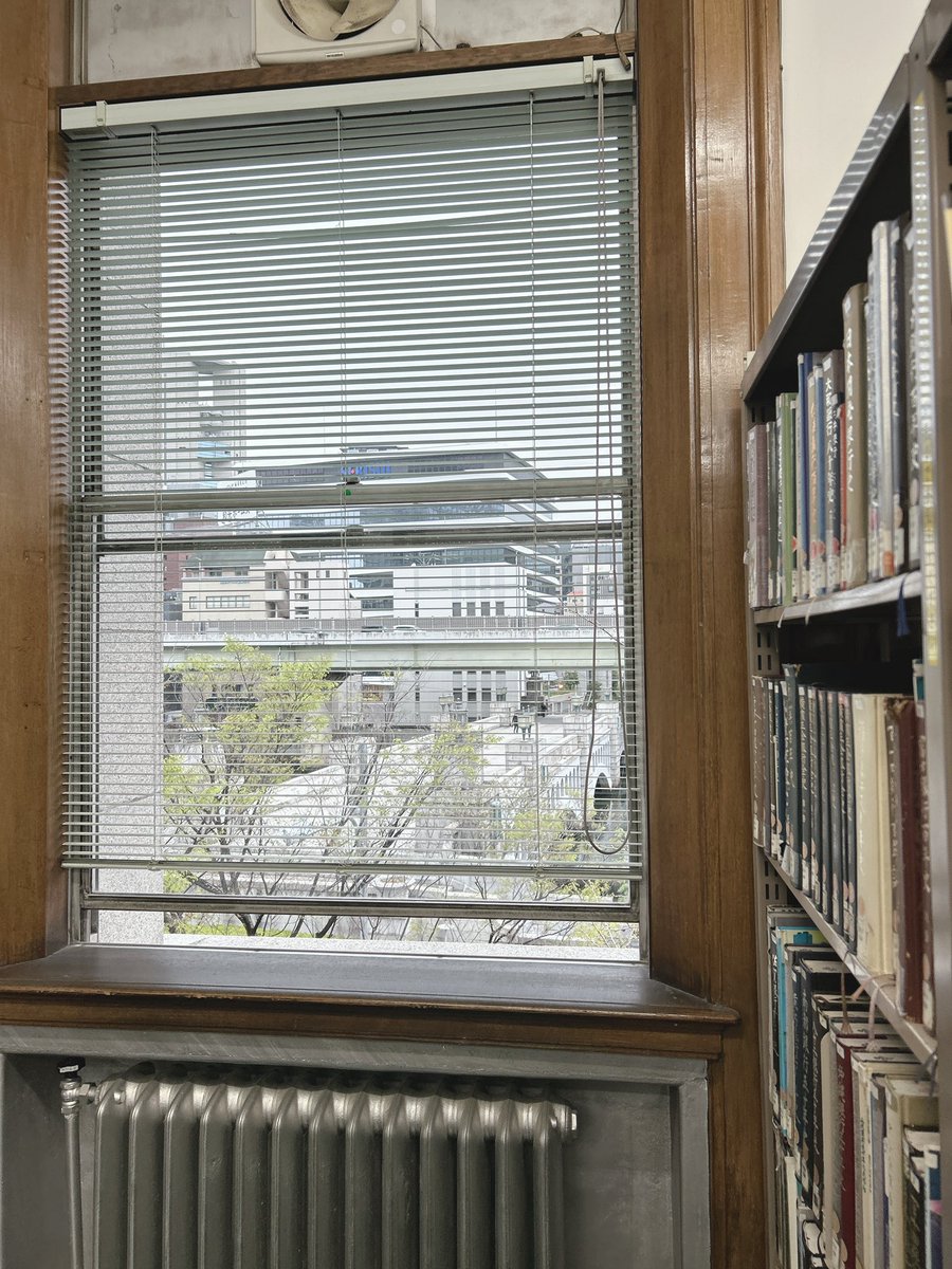 大阪市中央公会堂を通って
中之島図書館へ
ここは住友家が大阪府に寄贈した
明治竣工の国指定重要文化財

雨の日とこの図書館の組み合わせ、
最高だ✨