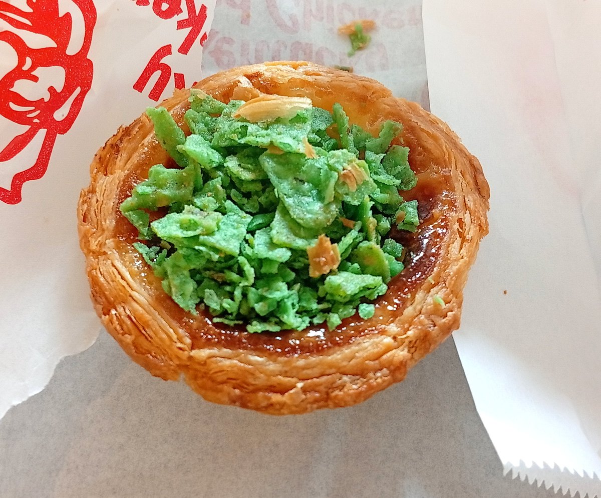 肯德基香菜蛋塔
香菜醬是鹹的 
一種夜市小吃的感覺
而且咬下去真的跟廣告一樣綠🤔

#香爆
#草包life