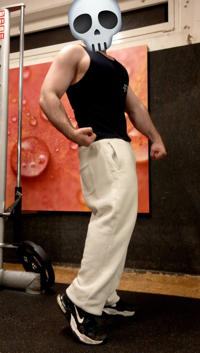 Ok so it been a tiny bit since i posted something so here is a gym update im getting closer to my goal which is making me happy i will try to draw some stuff soon 
#gym #Fitness #workingout #moots
