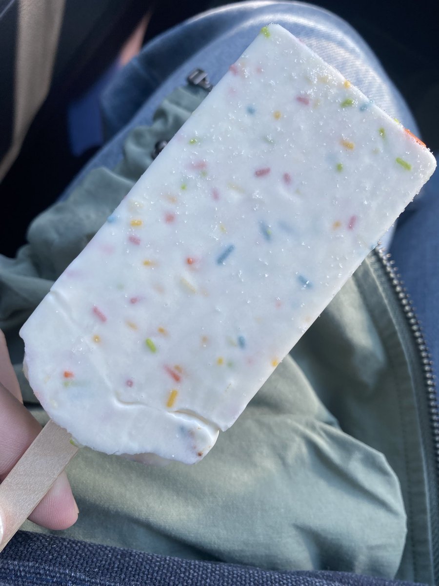 遂に出会えました😭✨️
しかも味もカラースプレーの食感がかなり私の好み……🫶

リピ決定です✨️＼( ‘ω’)／✨️

やっと上着も薄い物が着れるようになってきました😎✨衣替えしないと…。