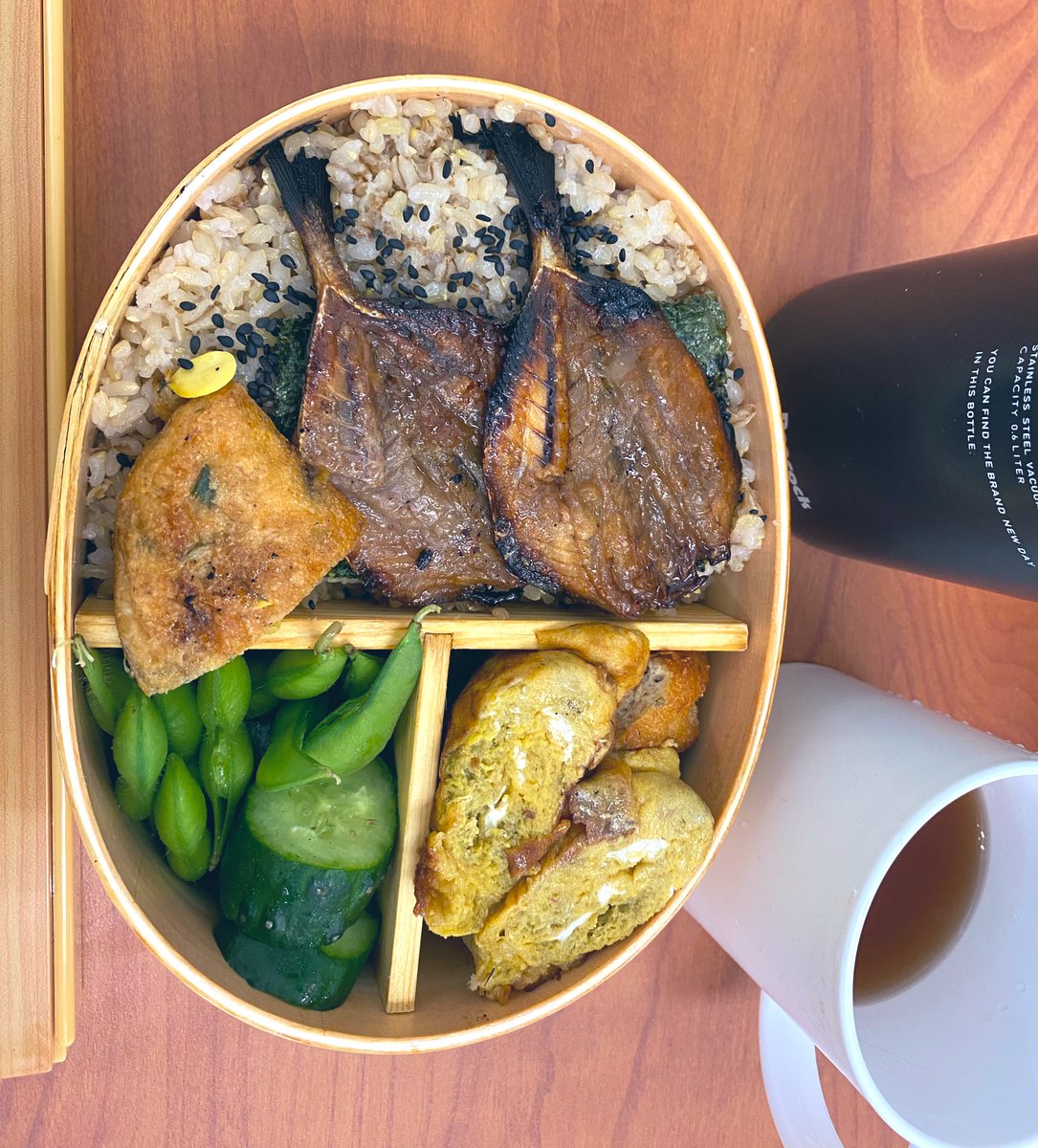 TRAVELMINTS's tweet image. 雨の火曜日☔️
お弁当いただきます🙏
今日は鯵の味醂干し、お豆腐屋さんで買ったがんもどき、とろろ昆布入り玉子焼き。隠れてるけど梅干しも😅
ご飯は栃木県産のコシヒカリの玄米に滋賀県のダイシモチ餅麦を混ぜて炊きました😚🌾
#お弁当
#お弁当記録
#lunchbox