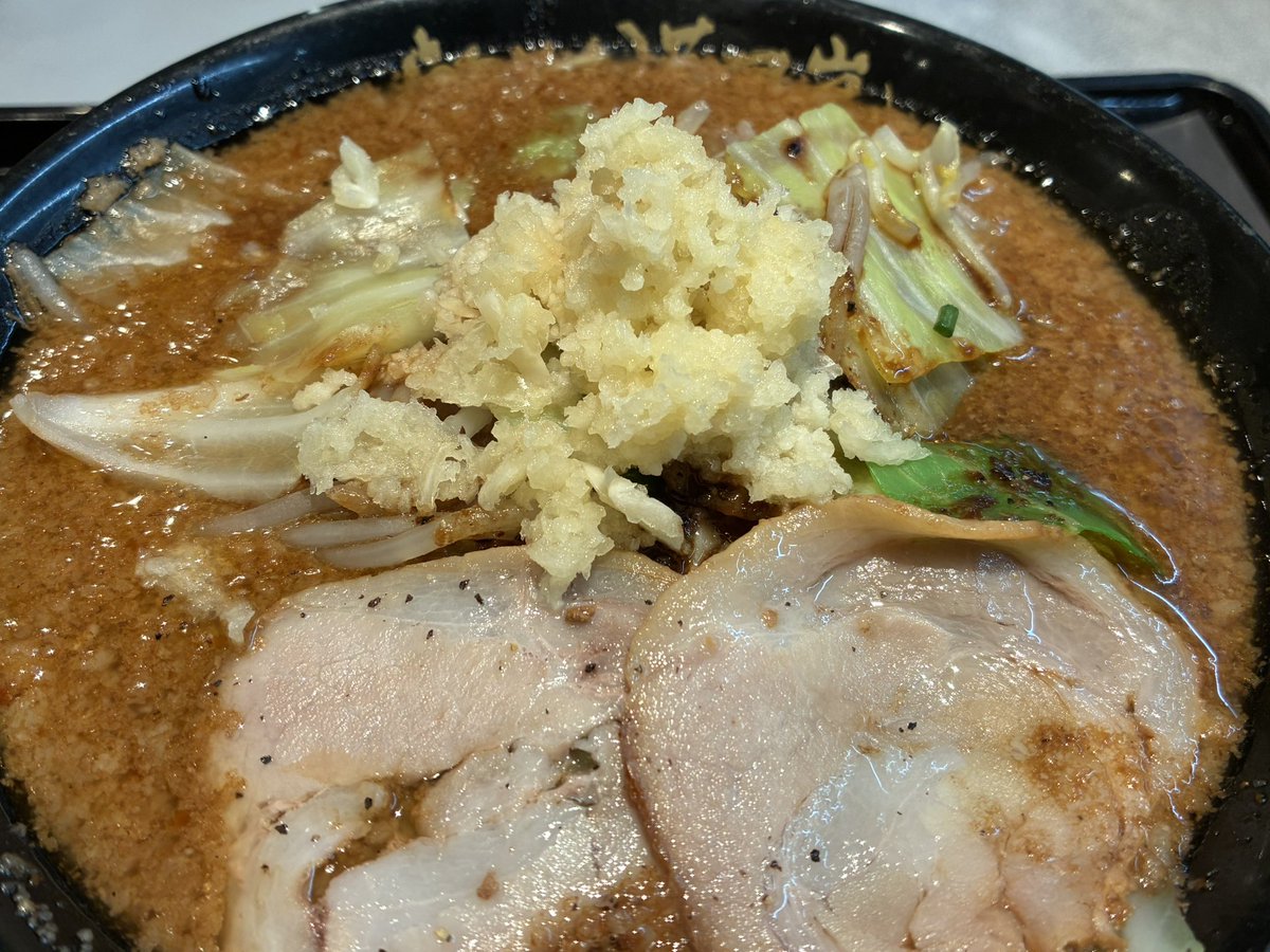 Ponsuke_Mazi's tweet photo. 本日のランチ
久しぶりの
らあめん花月嵐
期間限定ラ一メン
先行発売店舗にて
BLACK MONSTER
このブラックシリーズは昔からなかなか面白い進化
今回最強カモ?笑
黒味噌xニンニクx背脂
コイツはスゴイ!
復活?なのか?
破壊力過去最高に感じたわ!
#花月嵐
#らあめん花月嵐
#BLACKMONSTER https://t.co/PLUgRApCld