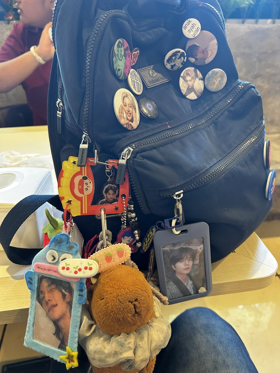 anya 🍅 skz kissing😭😭 tweet media