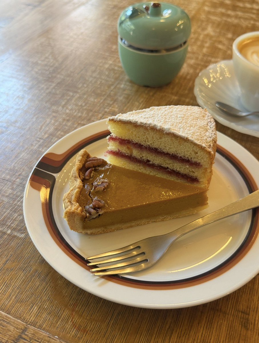 nanshisweets's tweet image. アメリカの皆さん、パンプキンパイや、その他のパイについて、たくさん教えていただけて感激です！日本にも美味しいパイのお店がたくさんあります。しかし地元の人の情報はなかなか届きません。これからもお菓子を通じて交流できれば嬉しいです。日本のお菓子もたくさん見てもらいたい！