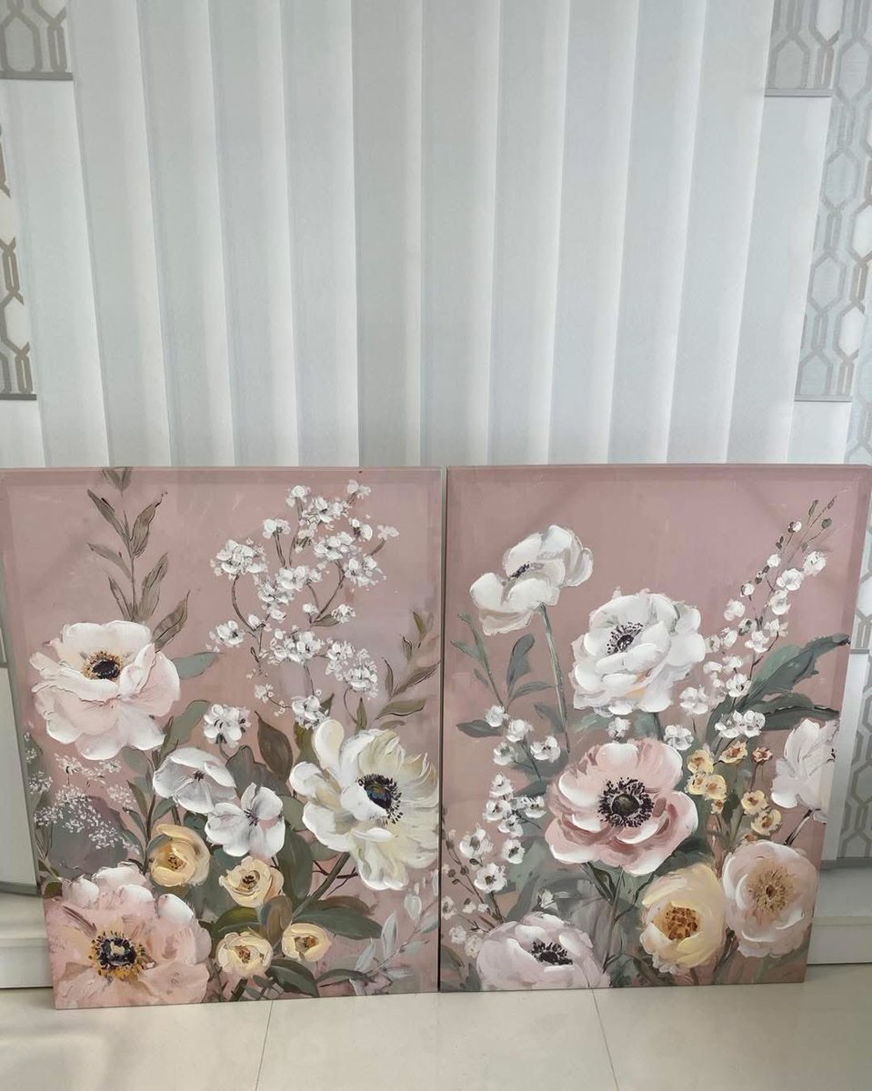 ¡Decora tus paredes con flores!  Lienzos decorados con sutiles  flores en tonos pasteles para darle alegría, calidez y color a los espacios. #1x70cm. Pareja 95€ 🌸🌼 #estamosenmalaga #buenasemanasanta
