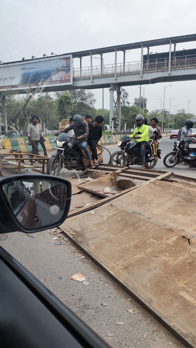 ur_whAT_IF's tweet photo. Due to the broken barricades, people are coming from the wrong side near nsez metro station.
Please fix this asap @Noidatraffic. https://t.co/K69eLE5FLA