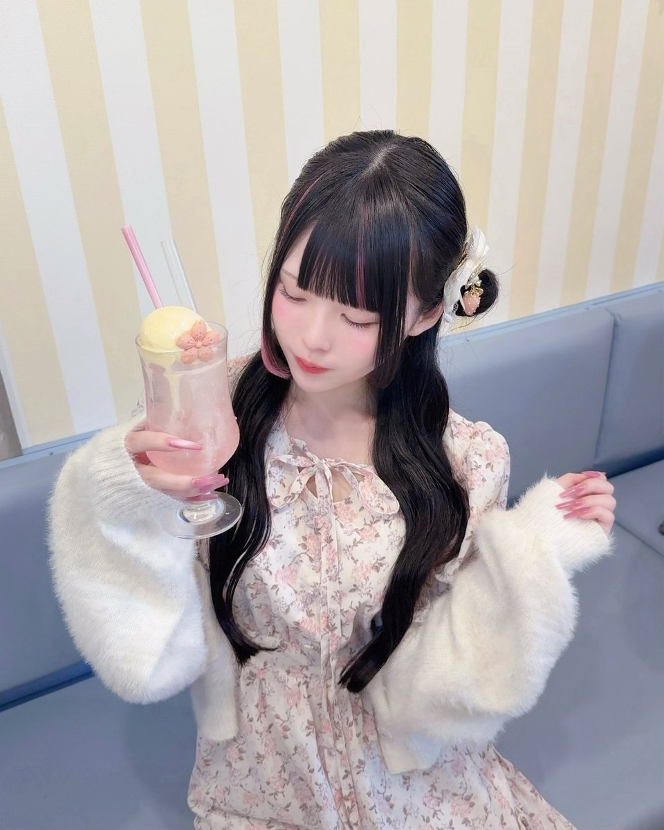 mero8ks2's tweet photo. 📍fruit bebe.⋆𝜗𝜚.†⋆
桜ドリンク可愛すぎた〜🌸♡ https://t.co/UNKrn6bCht