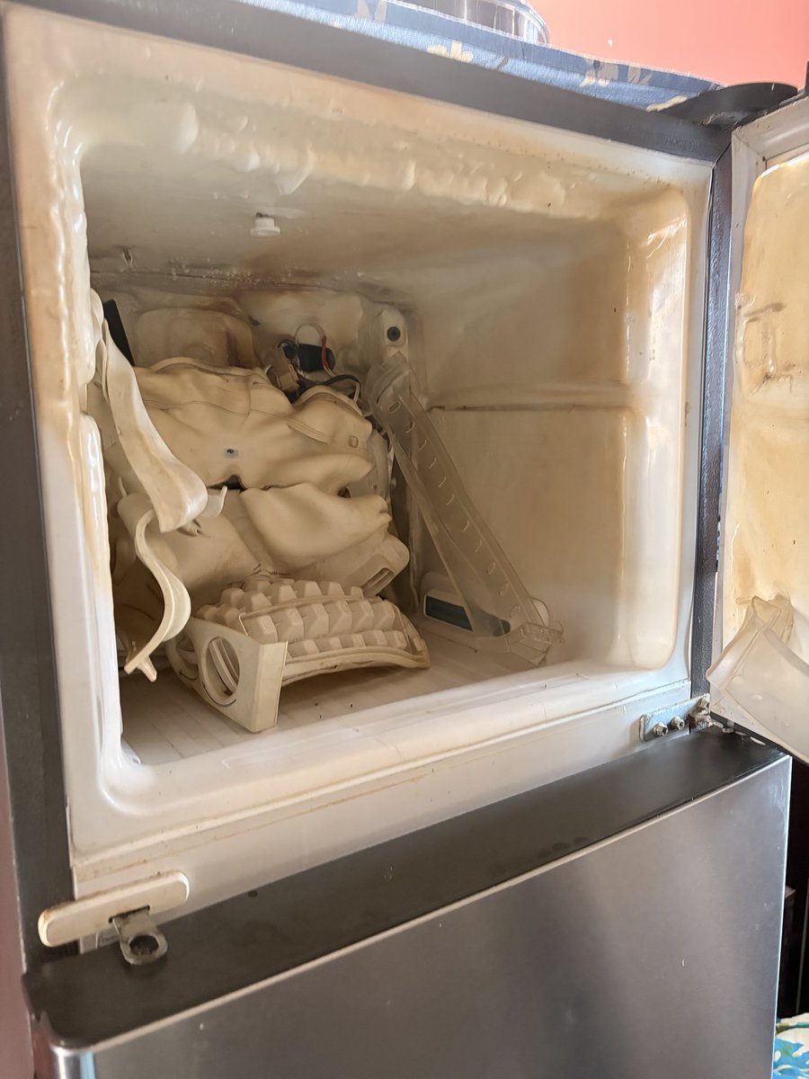 kaif1403's tweet photo. @whirlpool_india I had minor problem in my refrigerator. I called your technician and instead of repairing it he burnt my refillable by short circuit and put my family life to danger It was the mistake from your team so you must replace my refrigerator. https://t.co/t8lJ89NSzy