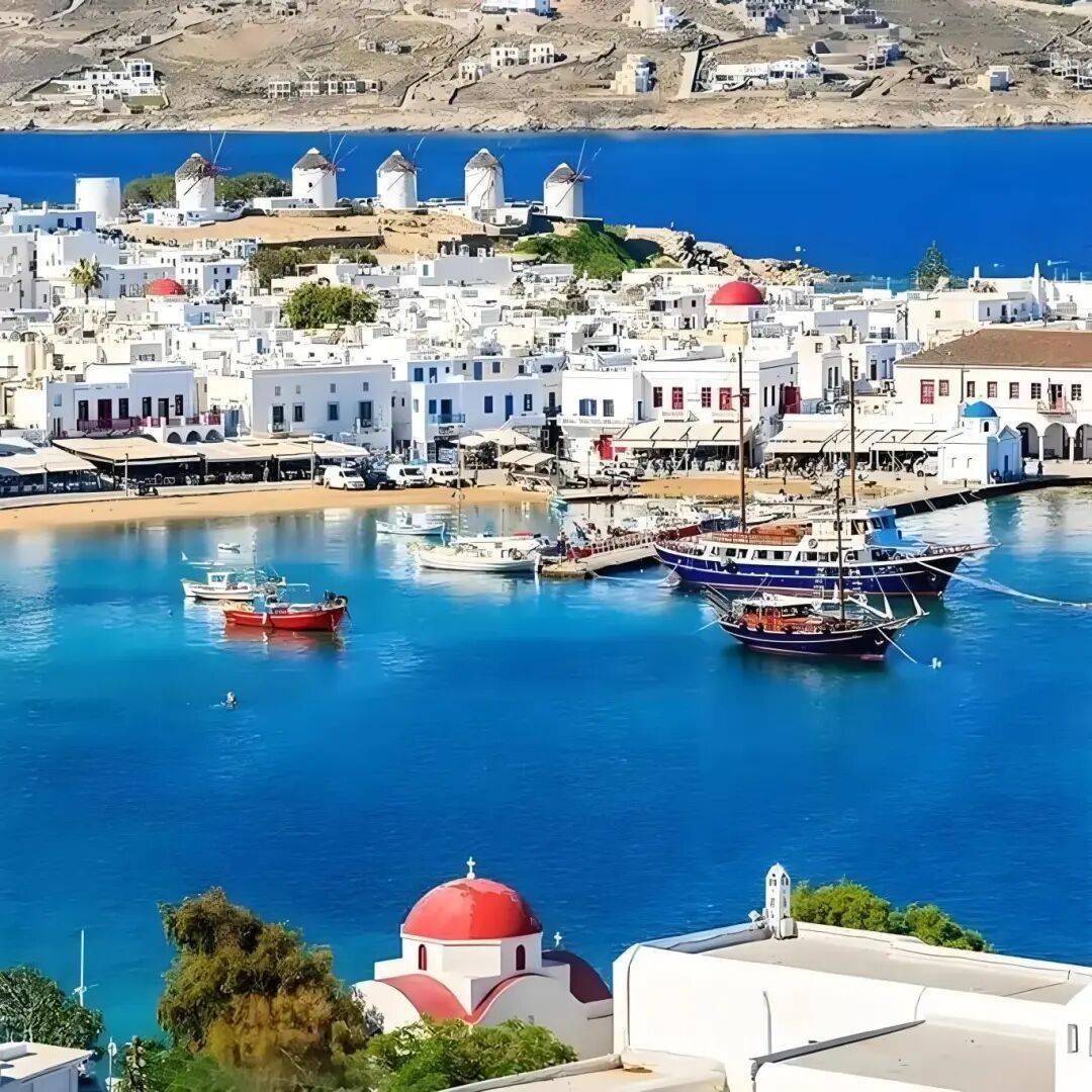 SnowBeRrRY's tweet photo. Chasing sunsets in Santorini  White-washed villages, blue domes, and the Aegean turning gold—every moment feels like a postcard come to life. #SantoriniVibes #TravelDiaries https://t.co/LC3oOFHYFs