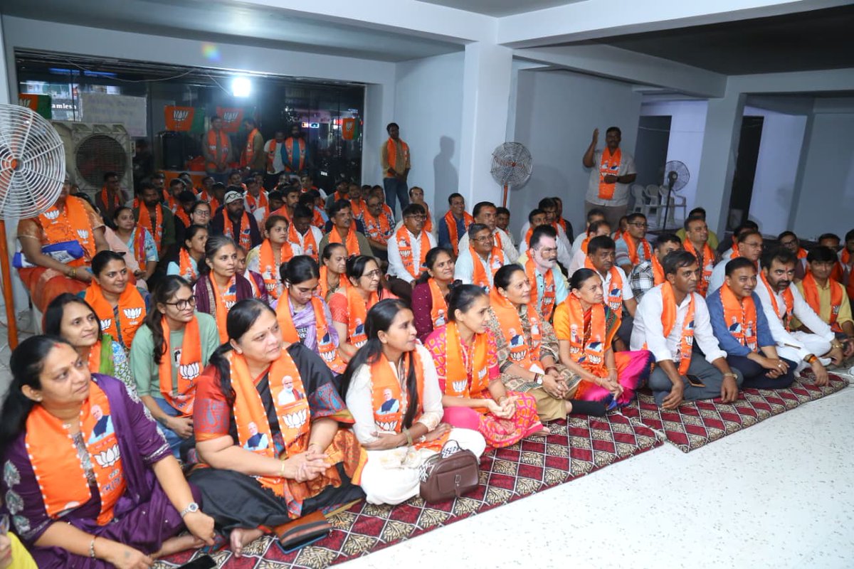 ghoghari_pravin's tweet photo. 162 કરંજ વિધાનસભા વોર્ડ 14 (ઉમરવાડા/માતાવાડી) ના મધ્યસ્થ ચૂંટણી કાર્યાલયનું શુભારંભ કરવામાં આવ્યું, જેમાં શહેર અધ્યક્ષ શ્રી પરેશભાઈ પટેલ, મહામંત્રી શ્રી કરશનભાઈ ગોંડલીયા, શહેર મંત્રી શીતલબેન પટેલ તેમજ મંત્રી માયાબેન માવાણી તથા વોર્ડના હોદેદારો ઉપસ્થિત રહ્યા. https://t.co/QVqaTWniF7
