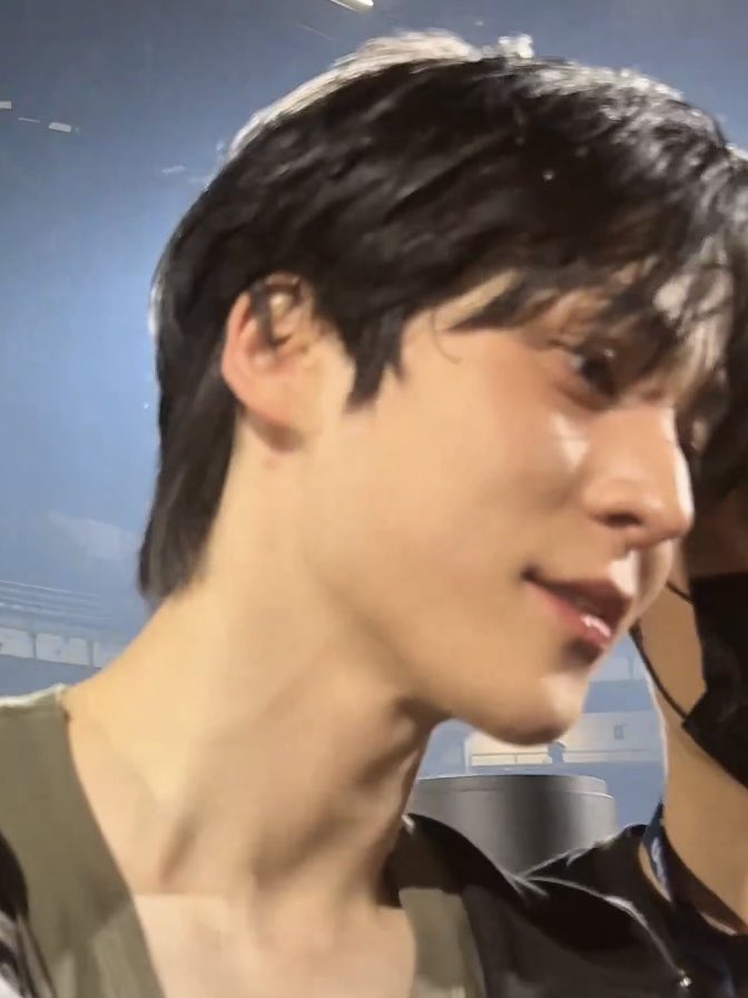 the nose meal….. the under ear bruise…. the reddened ear tip…….. so many things to unpack……. 🚬🚬🚬