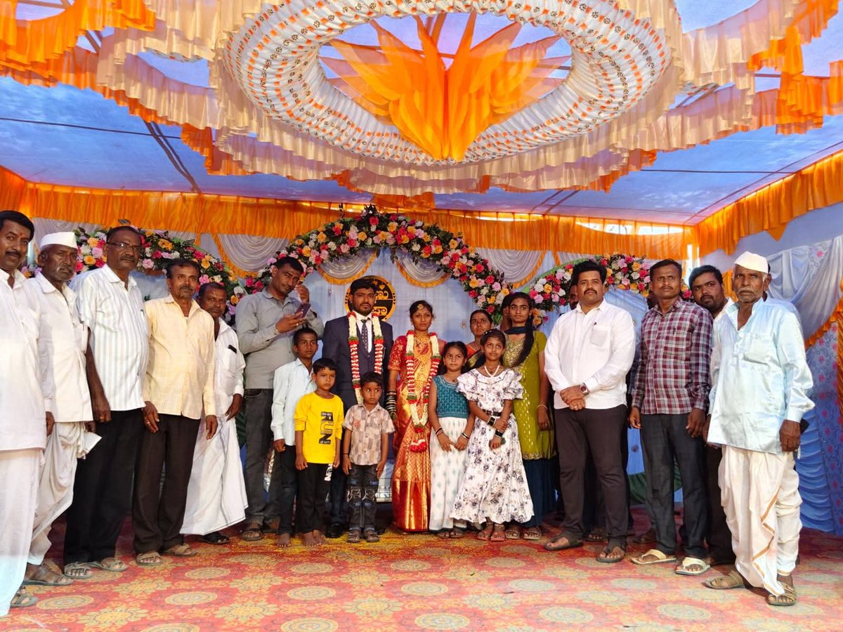 UmeshChannupat3's tweet photo. ವಿವಿಧ ಮದುವೆ ಸಮಾರಂಭದಲ್ಲಿ ಭಾಗವಹಿಸಿ ನವ ದಂಪತಿಗಳಿಗೆ ಶುಭ ಹಾರೈಸಲಾಯಿತು.....

#UmeshChannuPatil 
#BJPRonConstituency https://t.co/yEAZO2JJZh