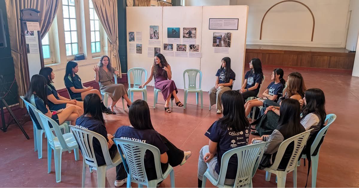 EmbEspMyanmar's tweet photo. La semana pasada recibimos a un grupo de chicas de “Girls Inspired Myanmar”, proyecto que promueve la presencia femenina en STEM, en nuestra exposición fotográfica en YWCA Yangon

Tras la visita, mantuvimos una mesa redonda sobre sus aspiraciones, trayectorias y retos

#IWD2026 https://t.co/peIjqUO1je