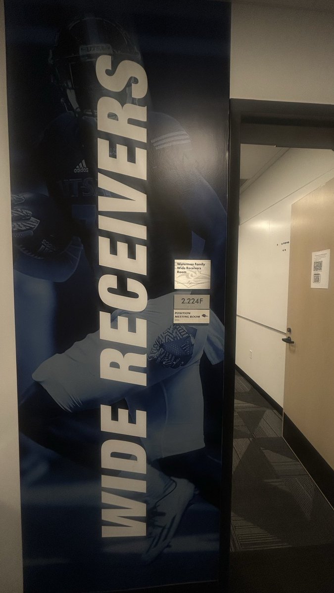 Hugo_ILiraH's tweet photo. Me quedé Impresionado del “juice” que pone en sus practicas y meetings. Coach Denarius Mcghee tiene una calidad humana y energía sin igual. #birdsup @UTSAFTBL Gracias 🙏🏼 https://t.co/GJOrE38bVL
