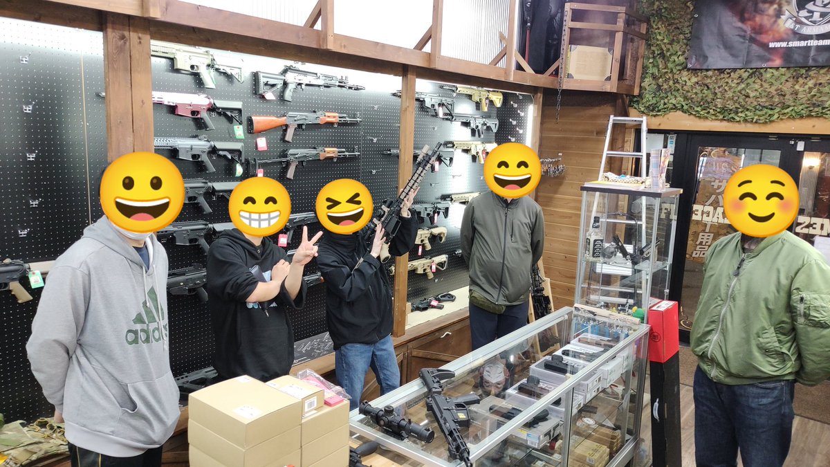 WESTSIDE_army's tweet image. 記念写真失礼します♪

WESTSIDE営業最終日、
ご来店下さった皆様です！

WESTSIDEは本日で最後になりますが
皆様が当店にご来店下さった軌跡は
Xやブログに確かにございます！

本日は21時まで営業しております

最後まで皆様のご来店を
お待ちしております
#サバゲー #WESTSIDE #記念 #写真