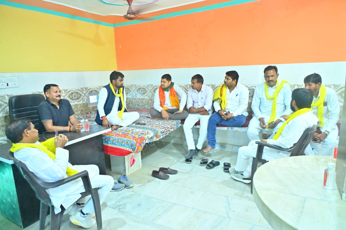 सुहेलदेव भारतीय समाज पार्टी के माननीय राष्ट्रीय मुख्य प्रवक्ता श्री <a href="/ArunrajbharSbsp/">Arun Rajbhar - अरुन राजभर</a> जी ने जनपद आजमगढ़ के ग्राम देवरिया में श्री दुर्गविजय सिंह (गुड्डू) जी के आवास पर पहुंचकर परिवार जनों से आत्मीय मुलाकात की।

इस दौरान उन्होंने हालचाल जाना, परिवार के सदस्यों से संवाद किया तथा