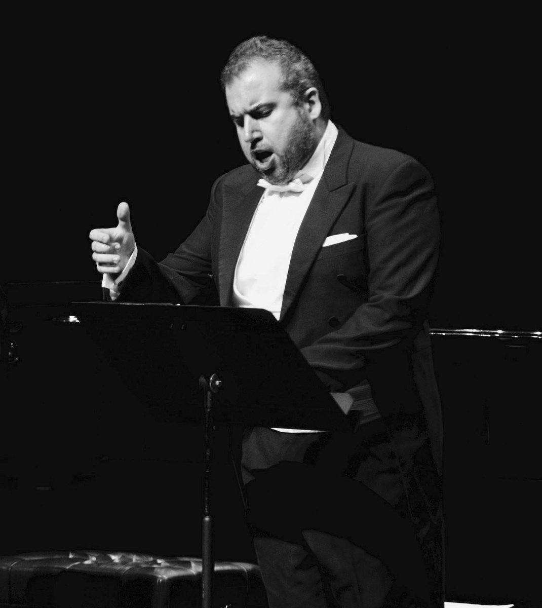 🔴 ÚLTIMA HORA

La soprano Ainhoa Arteta cantará un Ave María en la procesión de la Virgen de la Soledad en Zamora.

Lo hará desde un altillo instalado junto a la salida de San Juan, en las inmediaciones del Merlú, acompañada por el barítono zamorano Luis Santana.

Un momento