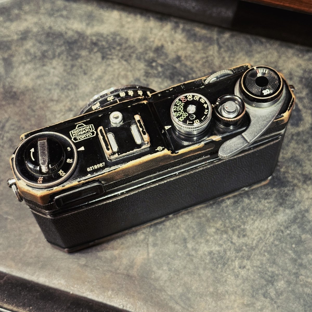 flashback_staff's tweet photo. ニコン SP + Nikkor 28mm f3.5。
新聞社付きの報道カメラマンが当時新品で購入した、ワンオーナー物です。
https://t.co/khqGnHIR8h
#nikon #nikonsp #ニコン https://t.co/wphg98Qg4F