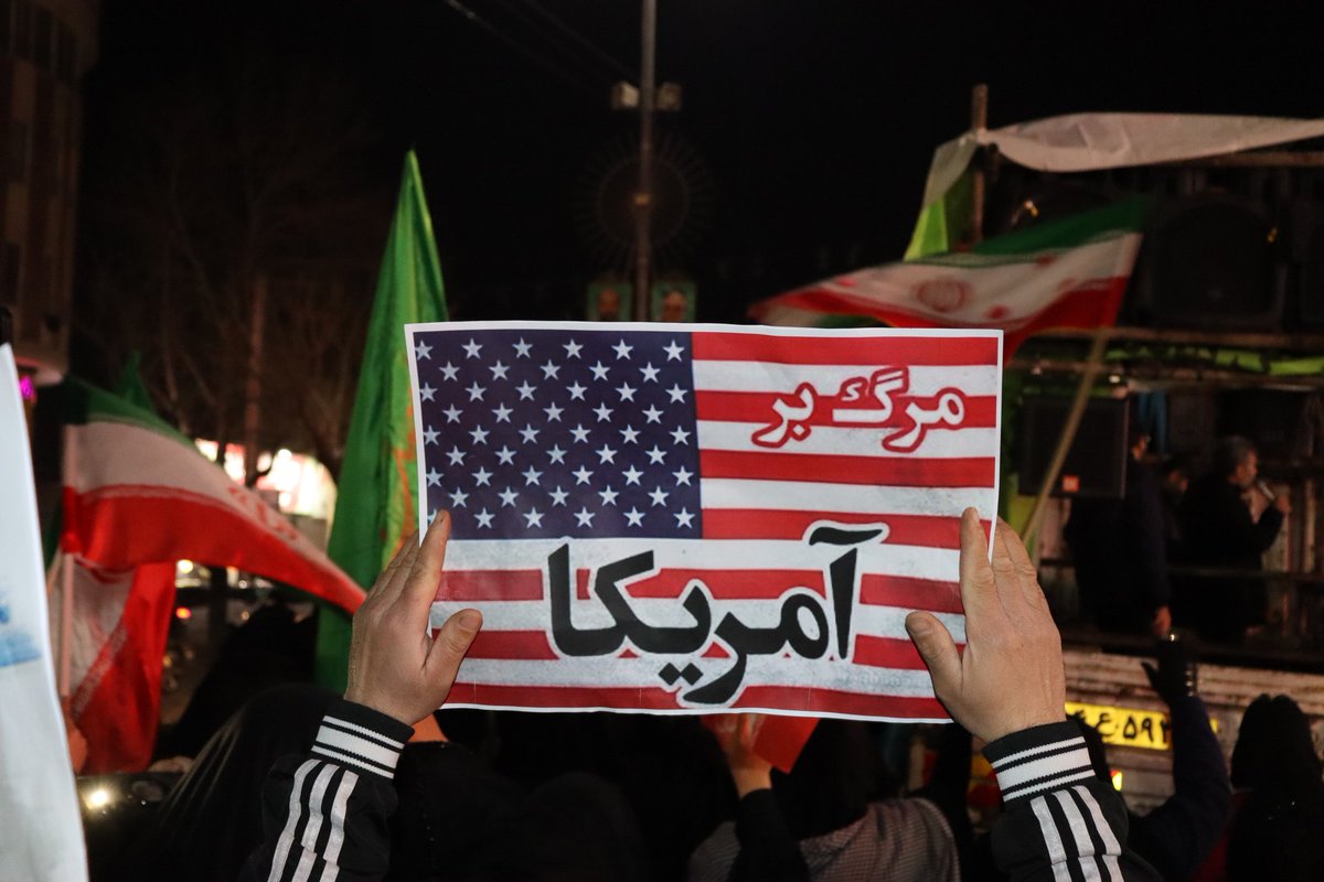 شکست برای ملتی خطرناک است که از پا بنشیند، نه برای ملتی که می‌ایستد.
#تا_پای_جان_برای_ایران 
#ایستاده_برای_ایران